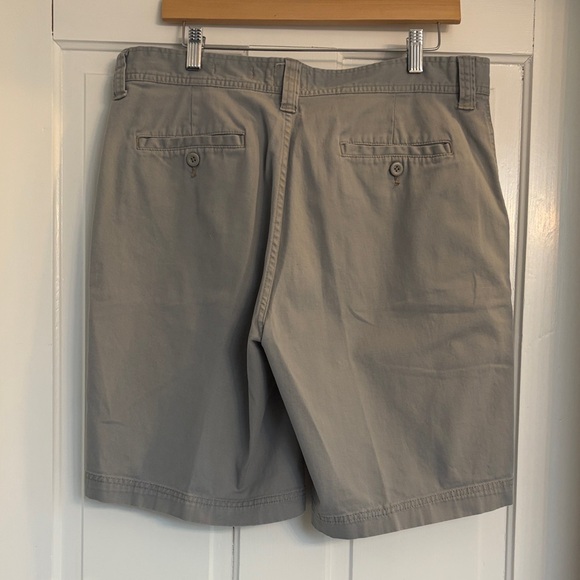 Men's Classic Straight-Fit Gray Shorts - Picture 4 of 4
